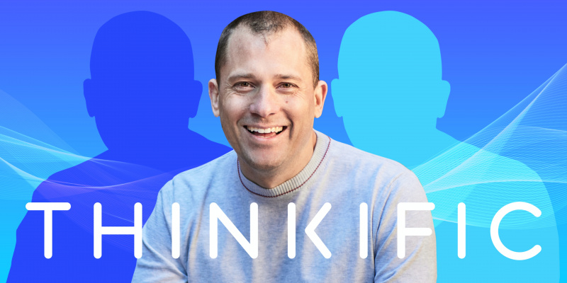 mosolygó férfi a bárka előtt a világoskék függőleges gradiens háttérig Thinkific logóval az alján Passionfruit Remix